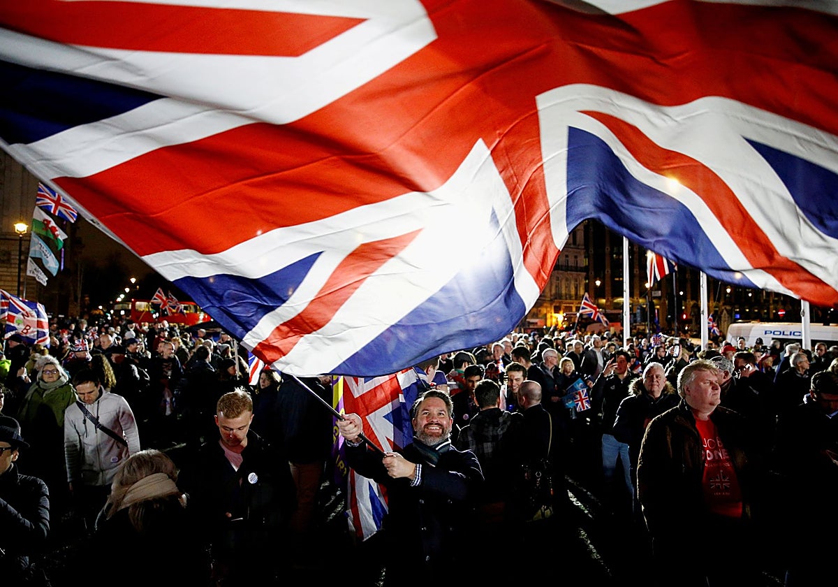 Un hombre con la bandera del Reino Unido