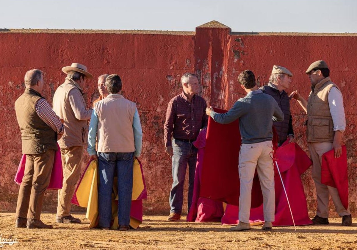 Pepe Luis Vázquez y sus hermanos en la finca sevillana de Miura