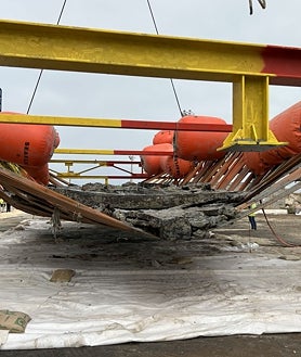 Imagen secundaria 2 - El pecio, durante su extracción y depósito en el muelle