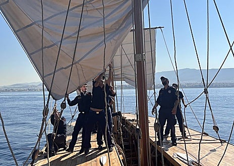 Imagen secundaria 1 - Preparación de la galera antes de zarpar/ Disposición de las velas/ Detalle de la embarcación