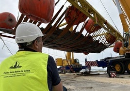 Así ha emergido del mar un navío del siglo XVII en Cádiz