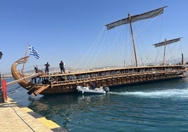 Remar en galeras en una reproducción de un trirreme ateniense del siglo V a.C.