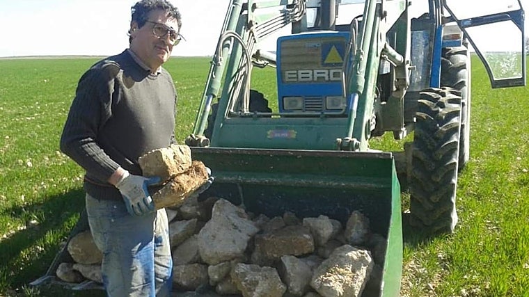 En su tractor, Escribano va escuchando cantatas de Bach