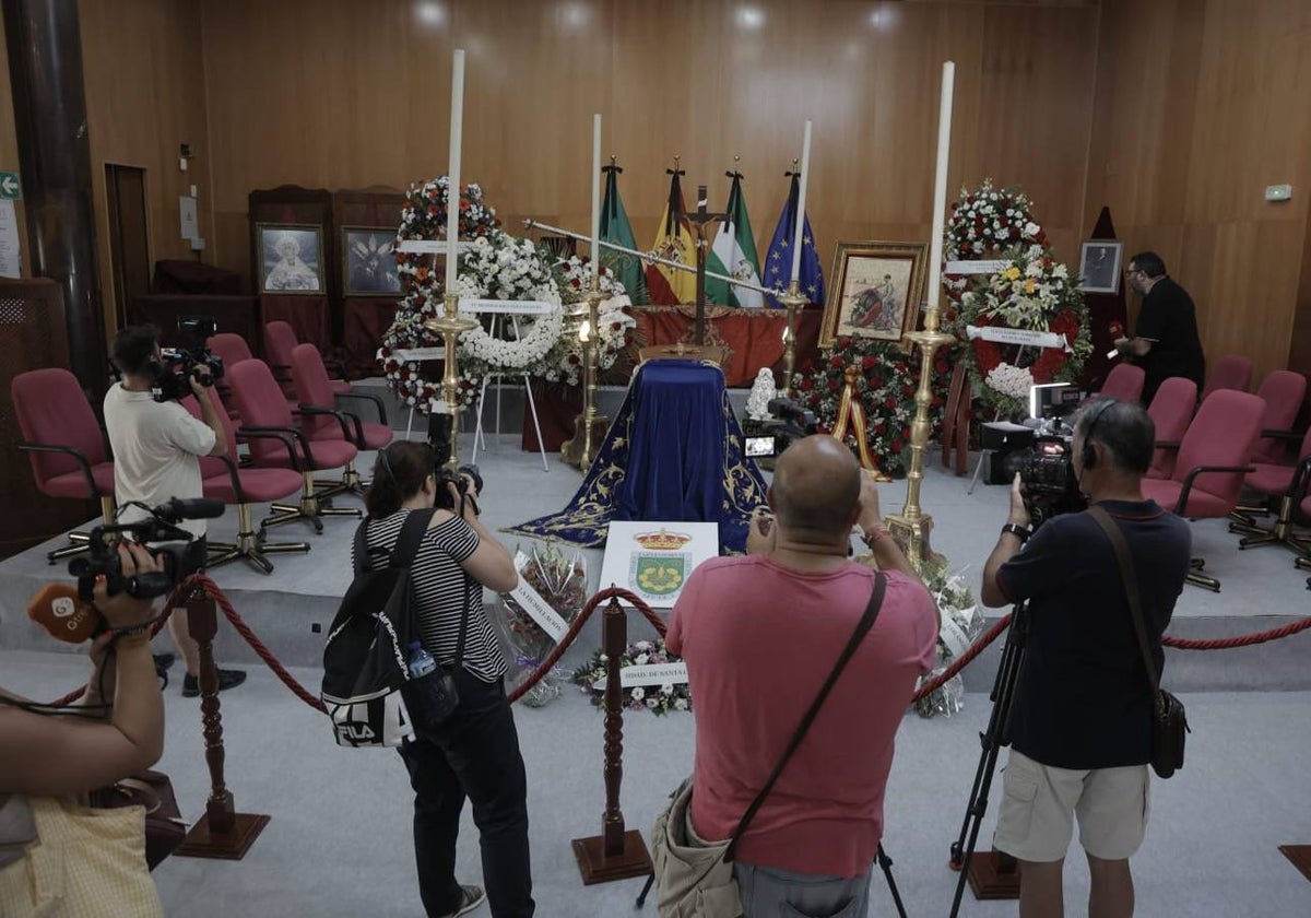 Capilla ardiente del torero Paco Camino en el Ayuntamiento de Camas