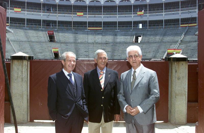 Homenaje a Diego Puerta en la Plaza de Toros de las Ventas por el 30 aniversario de su retirada de los ruedos. Junto a él, El Viti y Paco Camino