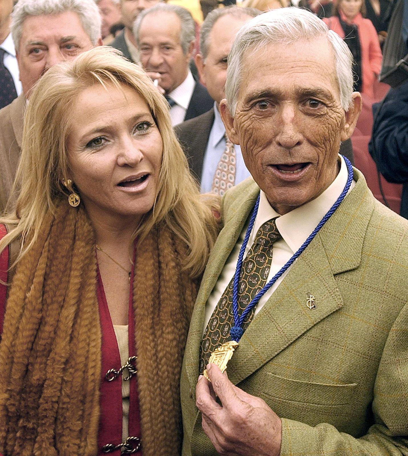 Paco Camino, con su esposa, Isabel Sánchez, en 2004