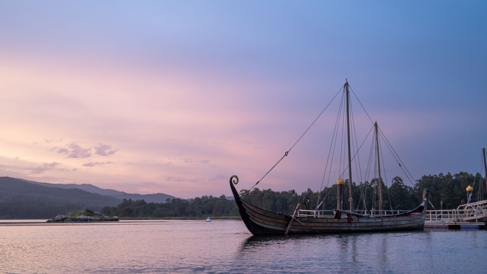 Cientos de guerreros, armados con hachas y espadas, se lanzarán al asalto, llegados a bordo de sus drakkars, para tomar la villa