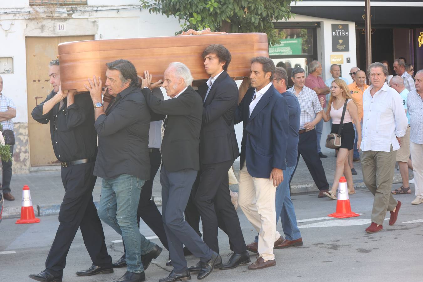 Entierro del torero Paco Camino en Camas