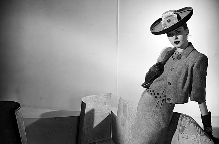 Traje diseñado por Peter Russell. Vogue Studio, Londres, Inglaterra, 1943