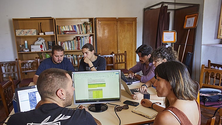El grupo del pueblo del Alto Tajo en la oficina del Ayuntamiento donde trabajan