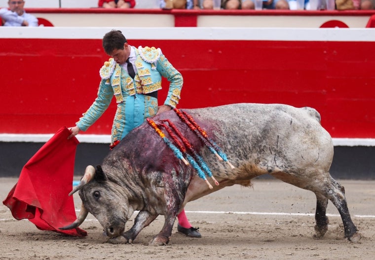 Daniel Luque, con el primero de su lote