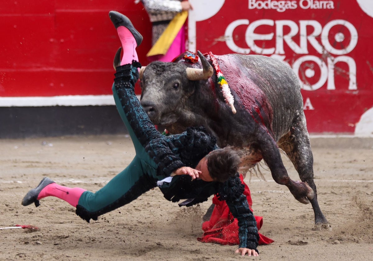 Diego Urdiales, cogido por el primer toro en Azpeitia