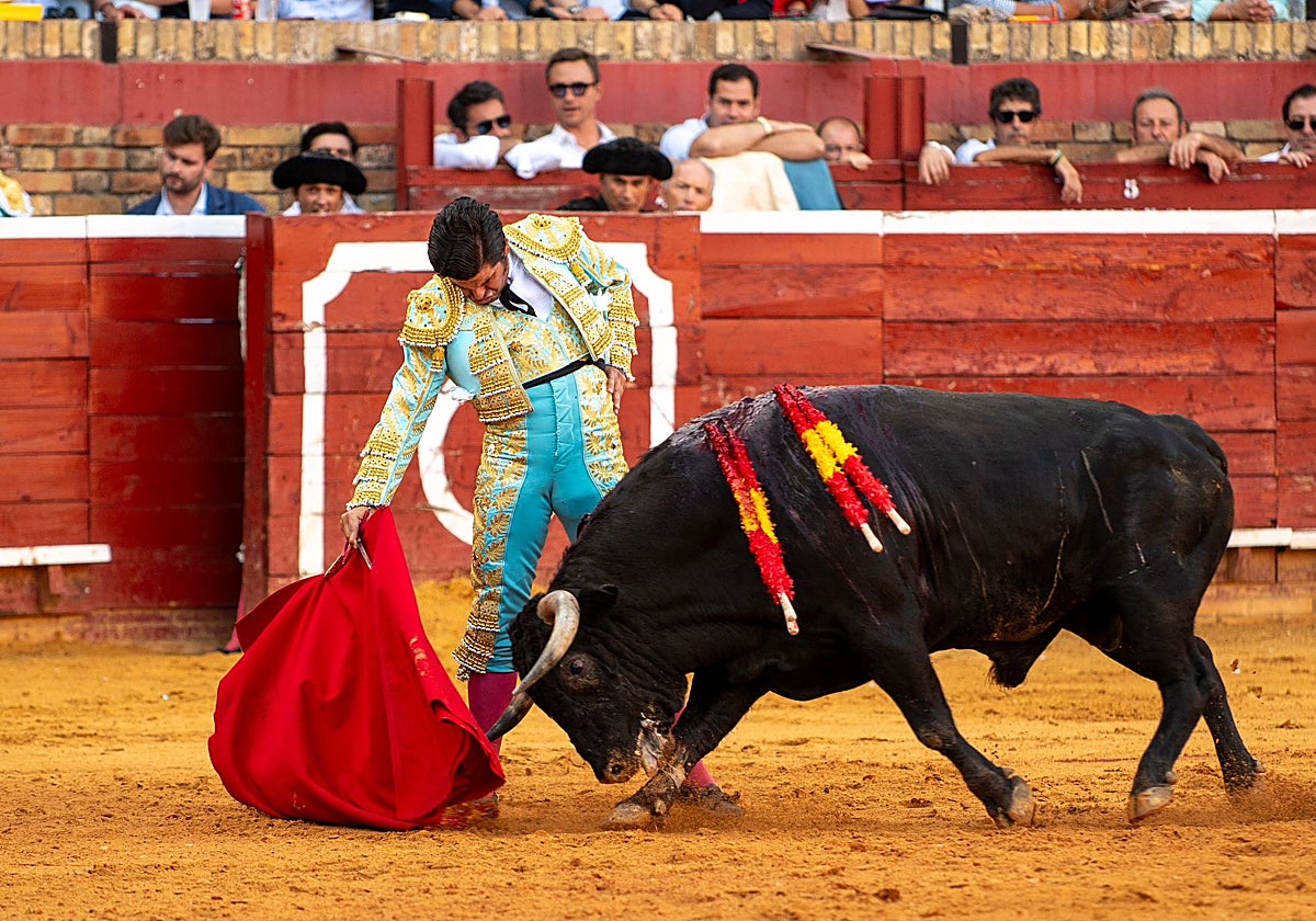 Profundo muletazo en redondo de Morante de la Puebla en su regreso a las Colombinas de Huelva