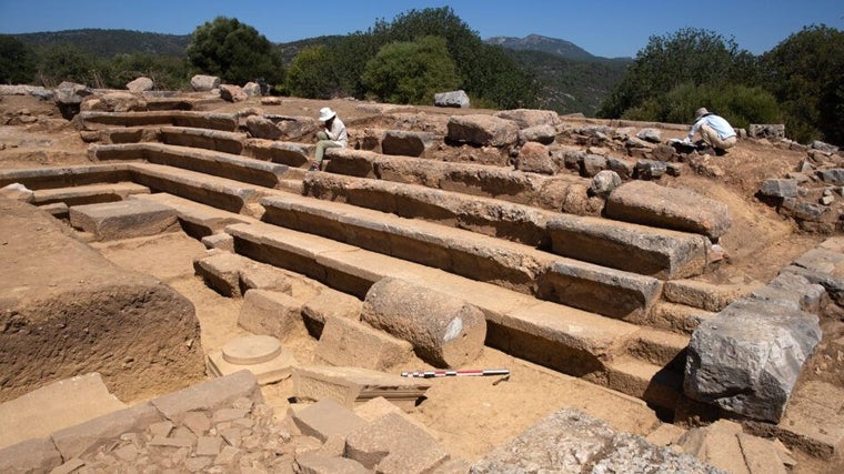 Las arquitectas Kübra Sağlam y Gizem Seymen trabajando en los dibujos arquitectónicos del Bouleuterion, vista hacia el noroeste