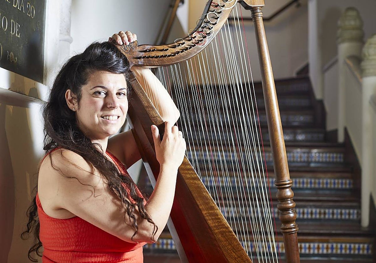 La arpista y cantante Sara Águeda, en el museo del Greco, Toledo.