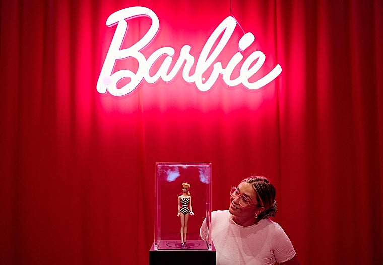 La exposición incluye la primera edición de Barbie, de 1959