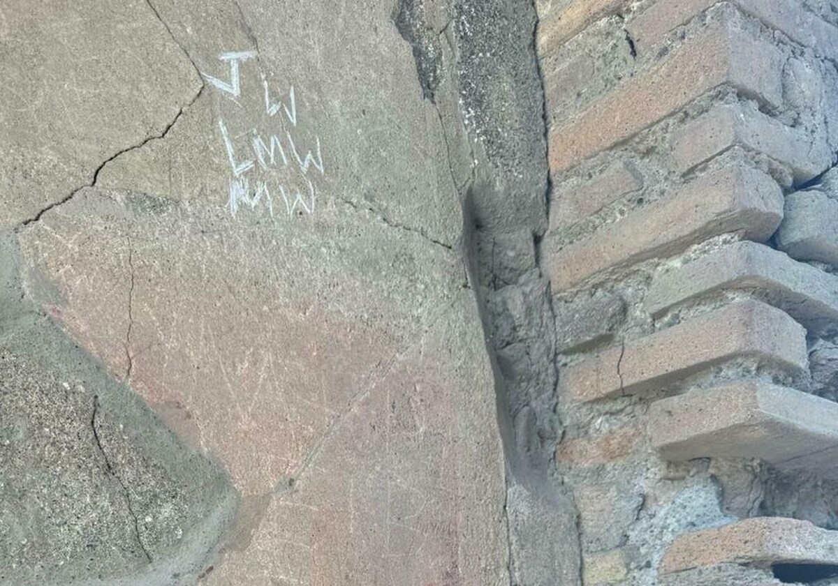 La iniciales grabadas por turista inglés en Pompeya