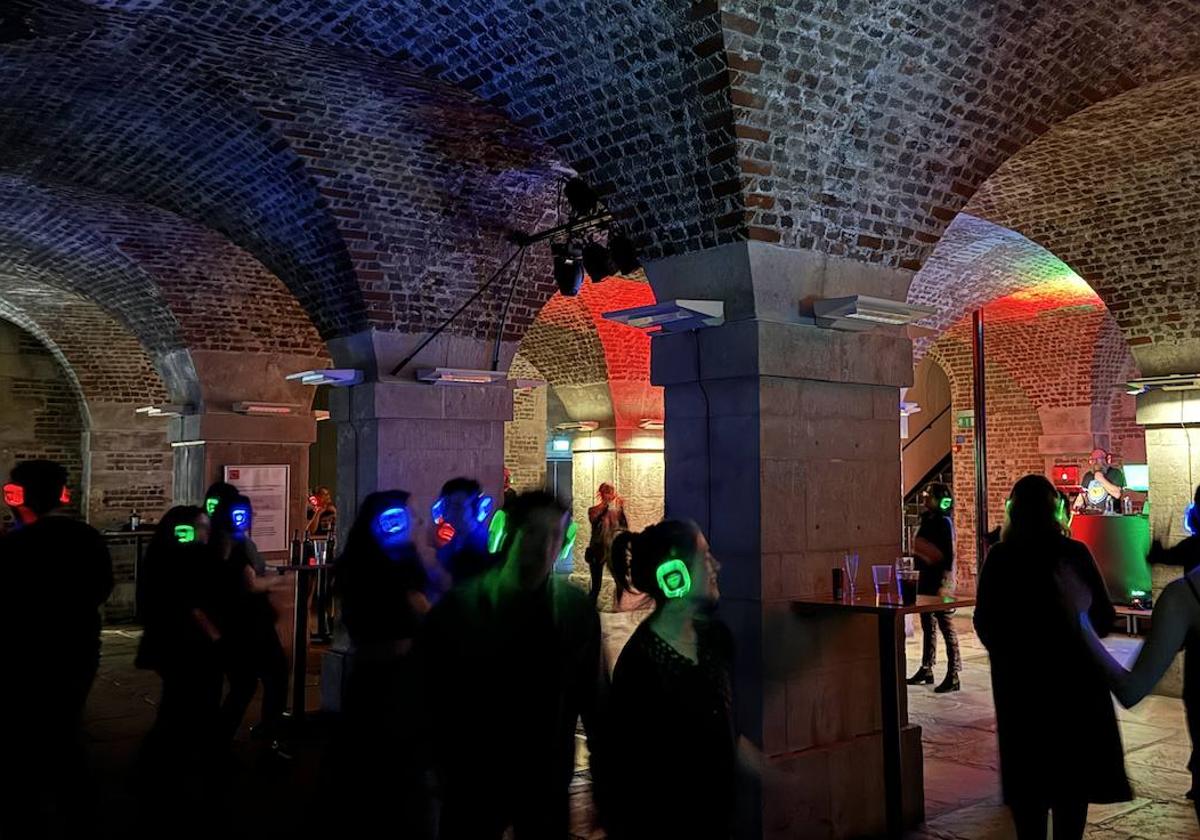 Una sala de fiesta, con auriculares, en la antigua iglesia de St Martin in the Fields