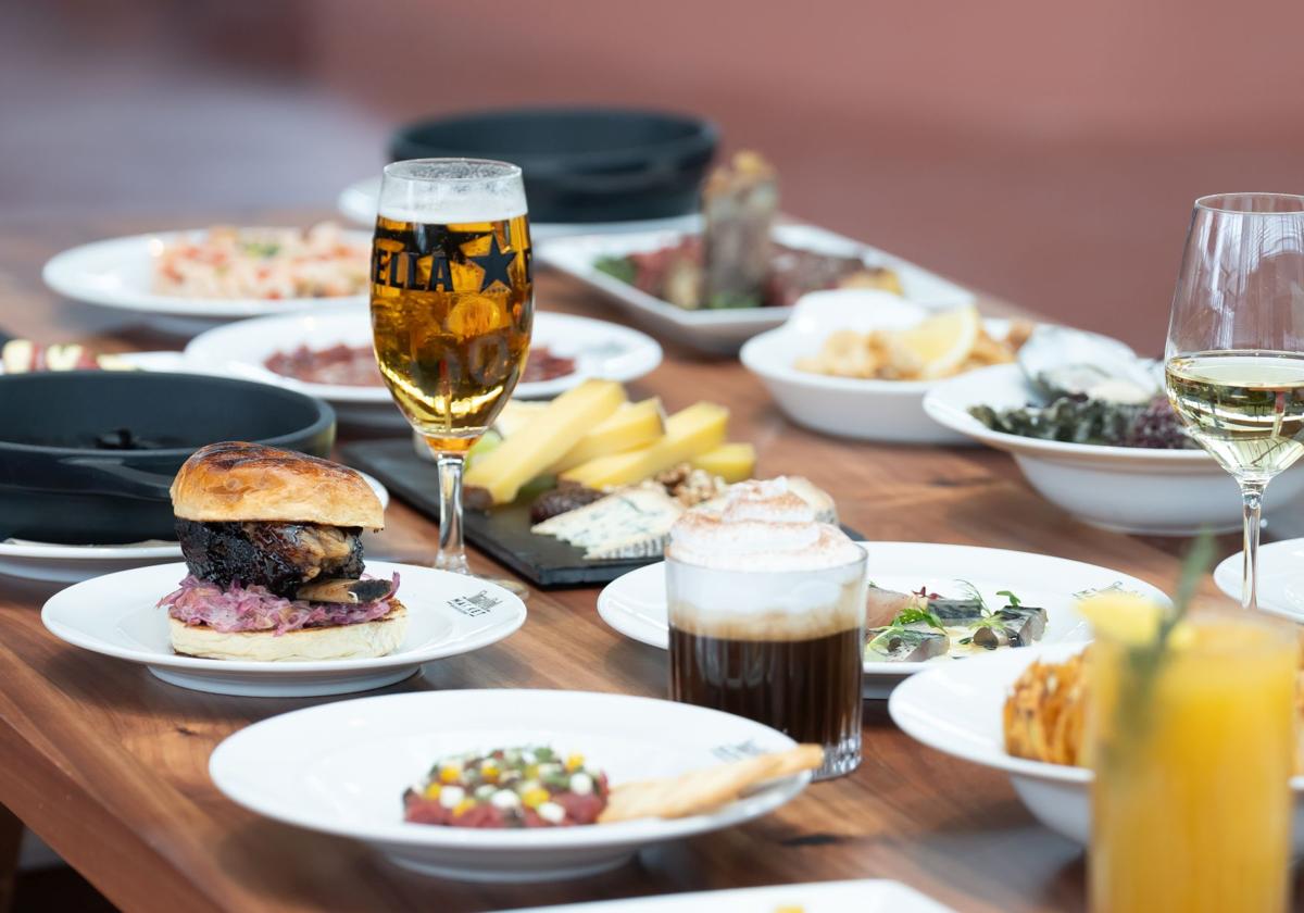 Una mesa con comida y bebida durante la presentación del Time Out Market, en el Centro Comercial Maremagnum