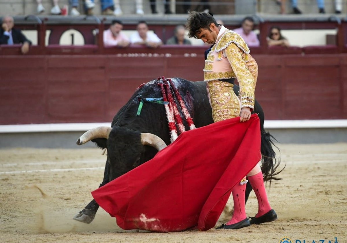 Cambio de mano de Adrián de Torres al cuarto