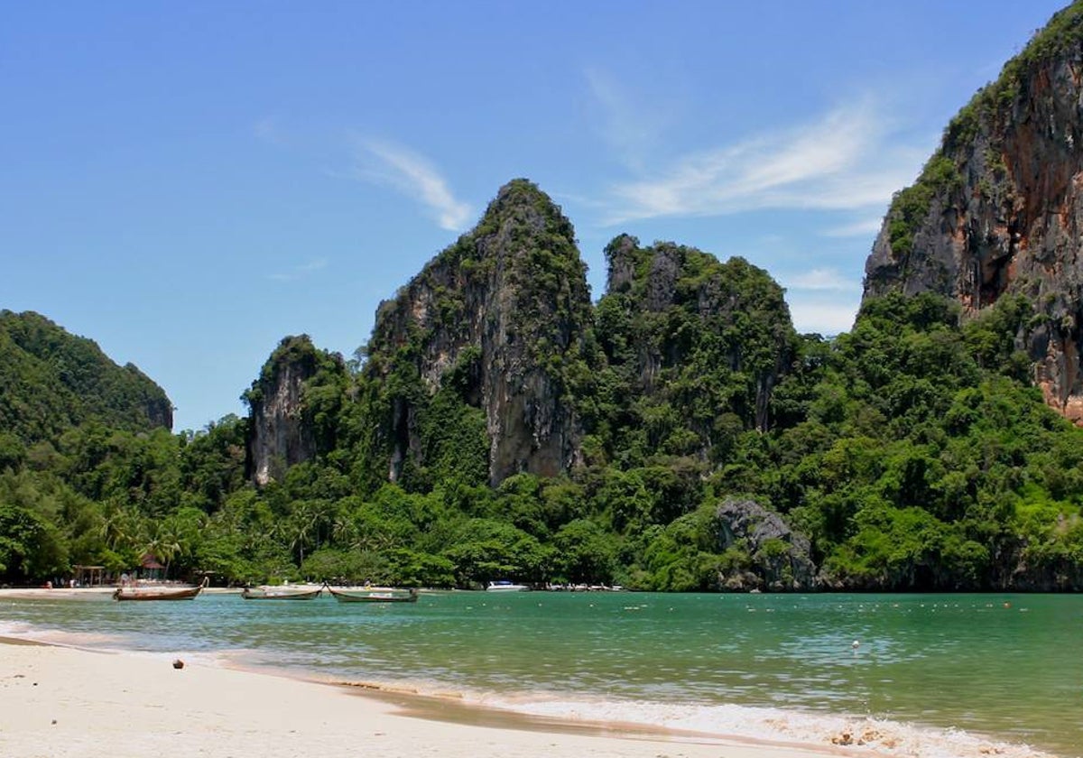 La playa de Railay, en Krabi, destaca por su blanca arena y sus aguas de color esmeralda