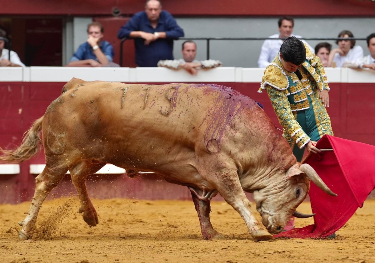 Pablo Aguado, en un trincherazo al melocotón tercero, al que cortó una oreja