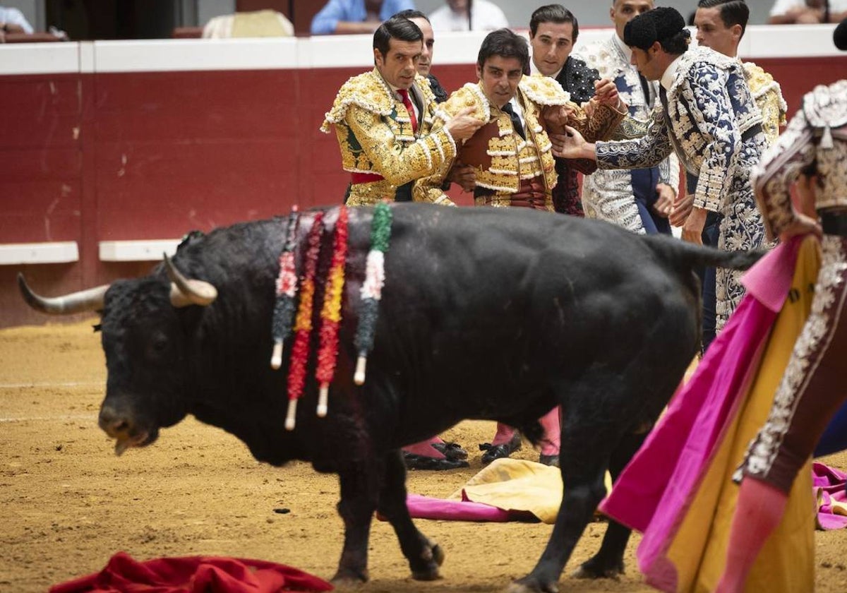 Miguel Ángel Perera, socorrido por sus compañeros tras la brutal cogida