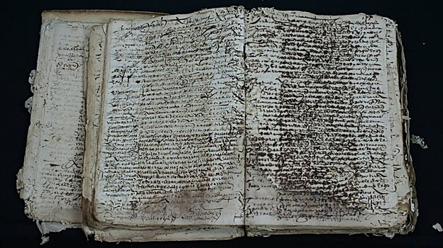 Imagen antes - Así se encontraba y así quedó este censo de la población de Mula de 1920, para «residentes presentes y ausentes», tras la restauración realizada por Esther Marcos