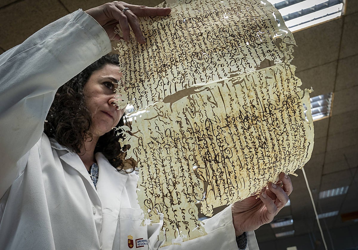La restauradora Esther Marcos, en el Archivo General de la Región de Murcia