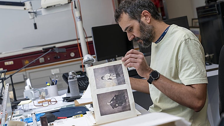 Santiago García es uno de los ocho restauradores de la BNE