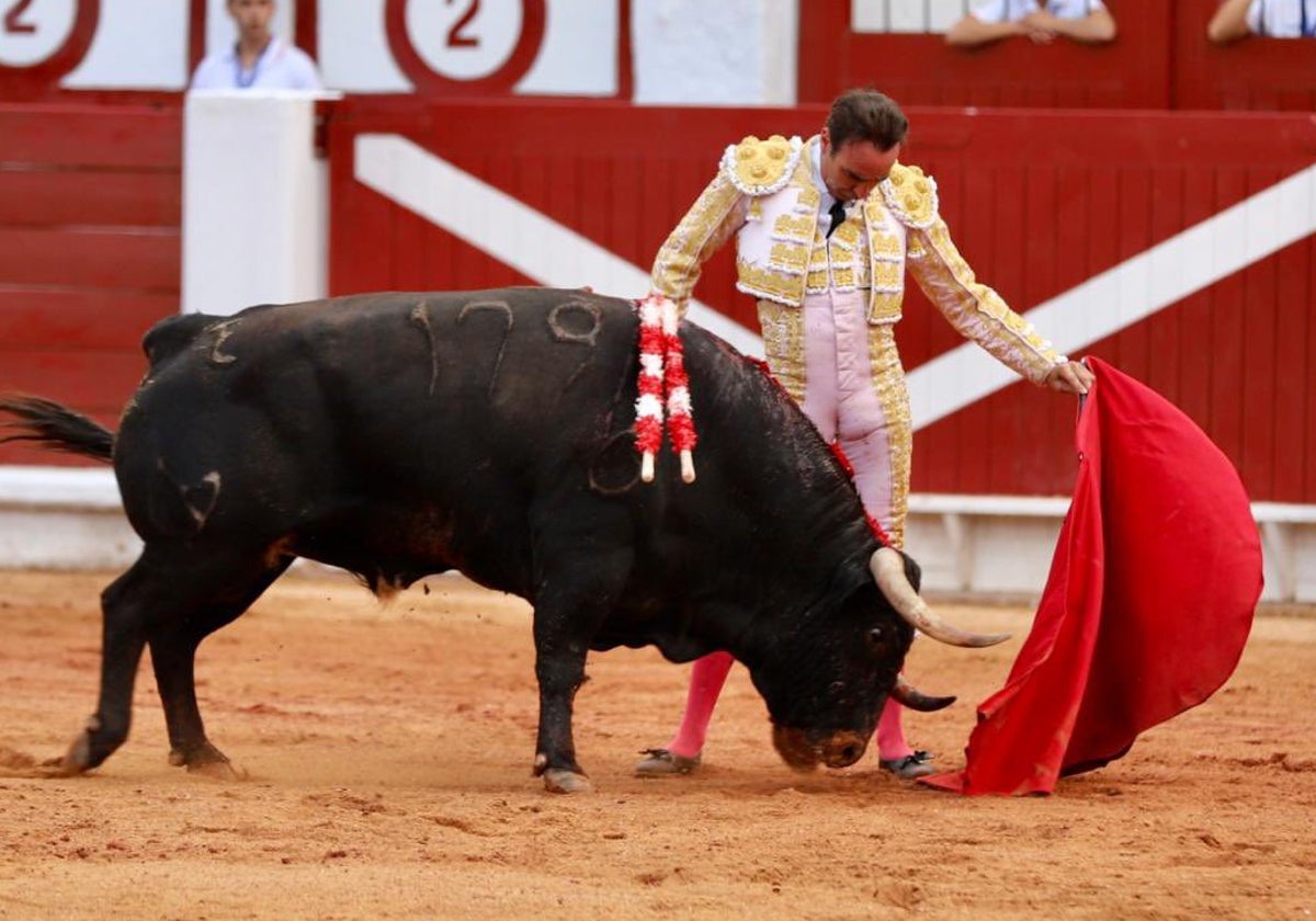 Enrique Ponce, en un relajado muletazo marca de la casa