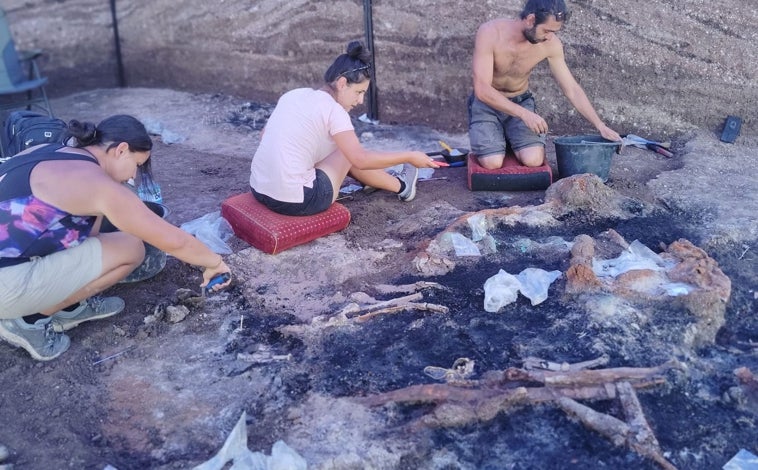 Imagen principal - Excavaciones en el enterramiento y algunas de las piezas recuperadas 