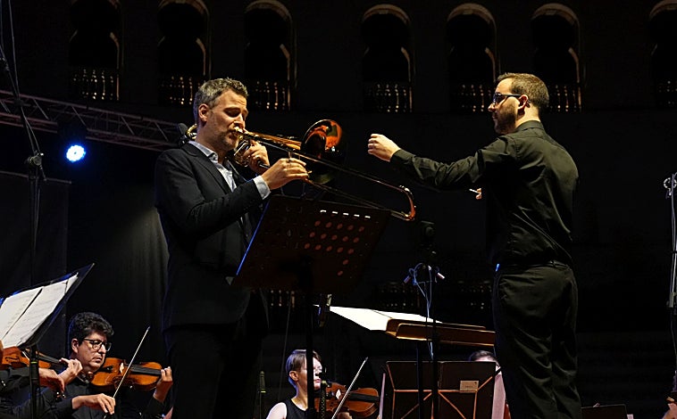 Imagen principal - Arriba, Ricardo Mollá dirigiendo durante uno de los conciertos del Numskull Brass Festival. Izquierda, Ricardo Mollá durante una de las clases del curso. Derecha, algunos chicos que participan tocando sus instrumentos.