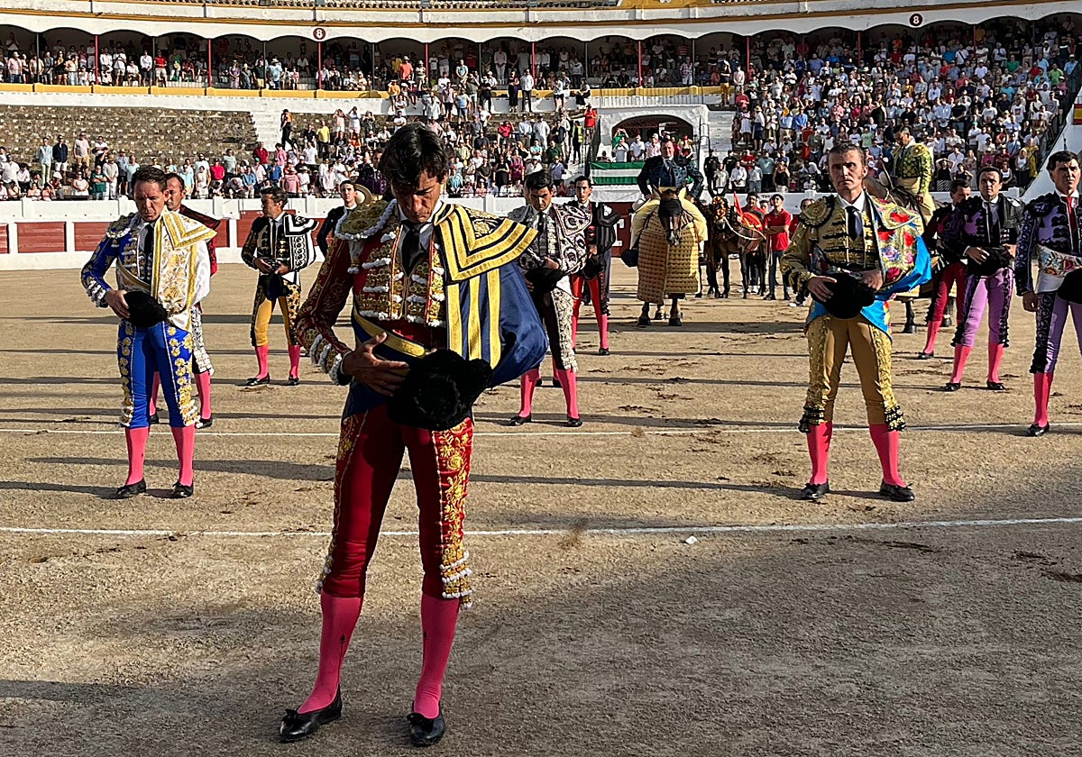Curro Díaz lidió los seis toros en solitario tras las bajas de Morante y Manzanares