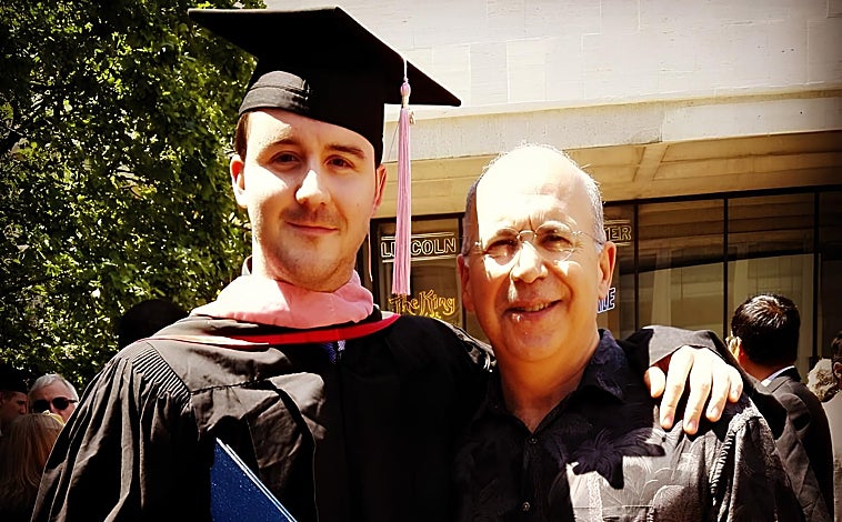 Imagen principal - Arriba, Ricardo Mollá junto a su maestro Joseph Alessi, quien descubrió su vídeo en YouTube y le invitó a las audiciones de Juilliard, en el momento de su graduación en 2016. Izquierda, este curso durante el concierto de Navidad, al lado de su maestro, que interpretó la obra que Mollá estrenó con la Filarmónica de Nueva York, y otros músicos. Derecha, el compositor junto a su obra.