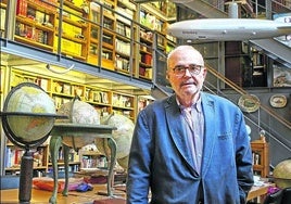 El orgullo de Javier Gómez Navarro: una colosal biblioteca de viajes con edificio propio y miles de libros