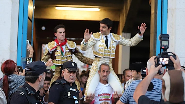 Adrián y Perera salen a hombros