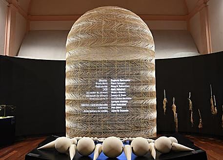 Imagen secundaria 1 - 1. Juanma trabajando en la nueva colección de bolsos de Juan Carlos Pajares / 2. La cúpula ideada por Tomás Alía viajó al Salón del Mueble de Milán dónde fue comprada por la cadena Room Mate para su nuevo hotel de Amsterdam // Imagen de la invitación al nuevo desfile de Juan Carlos Pajares que se celebrará el próximo 13 de septiembre en la semana de la moda de Madrid. // 