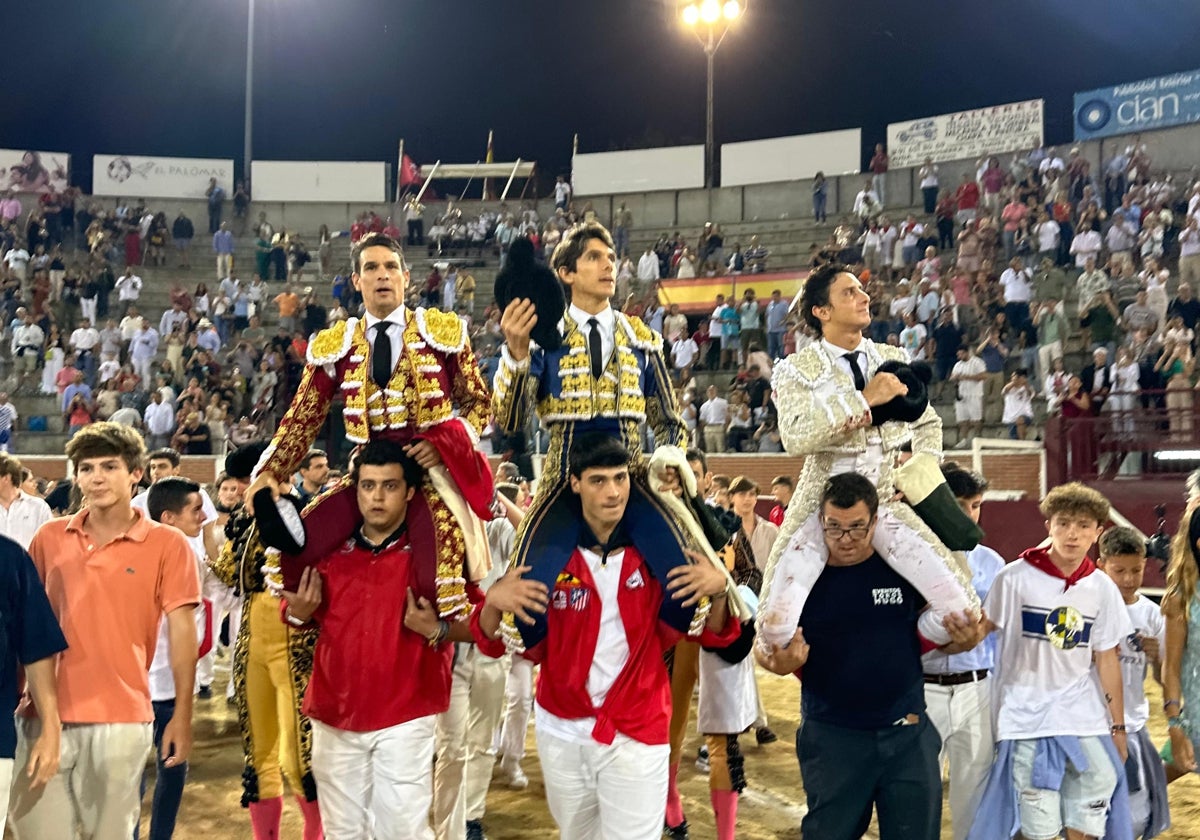 Los tres toreros saliendo a hombros