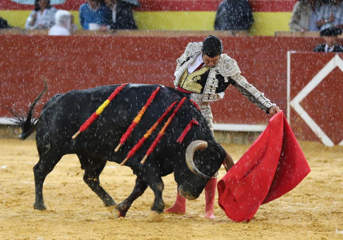 Morante de la Puebla, bajo un tremendo aguacero, en el cuarto toro