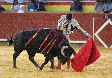 La faena descalza de Morante antes del diluvio en Palencia