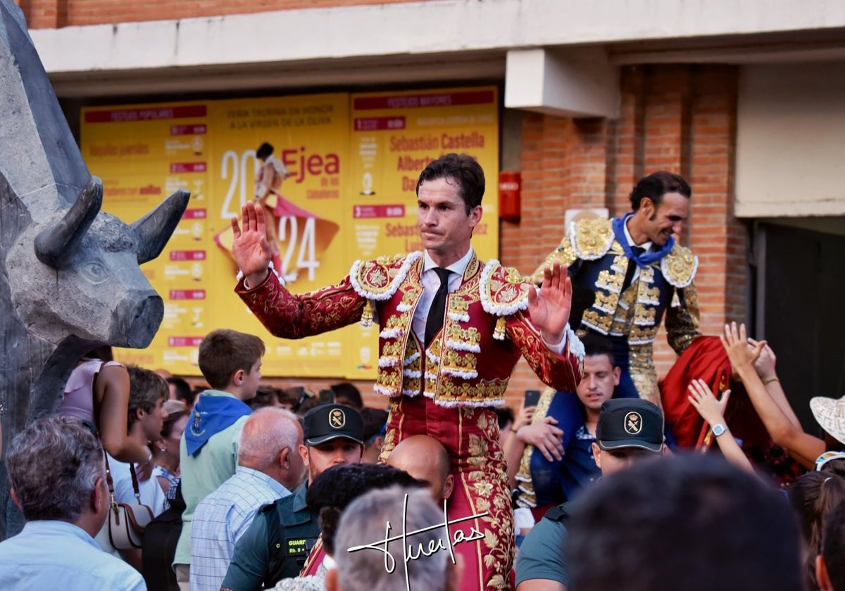 Luque y Álvarez salen a hombros en Ejea