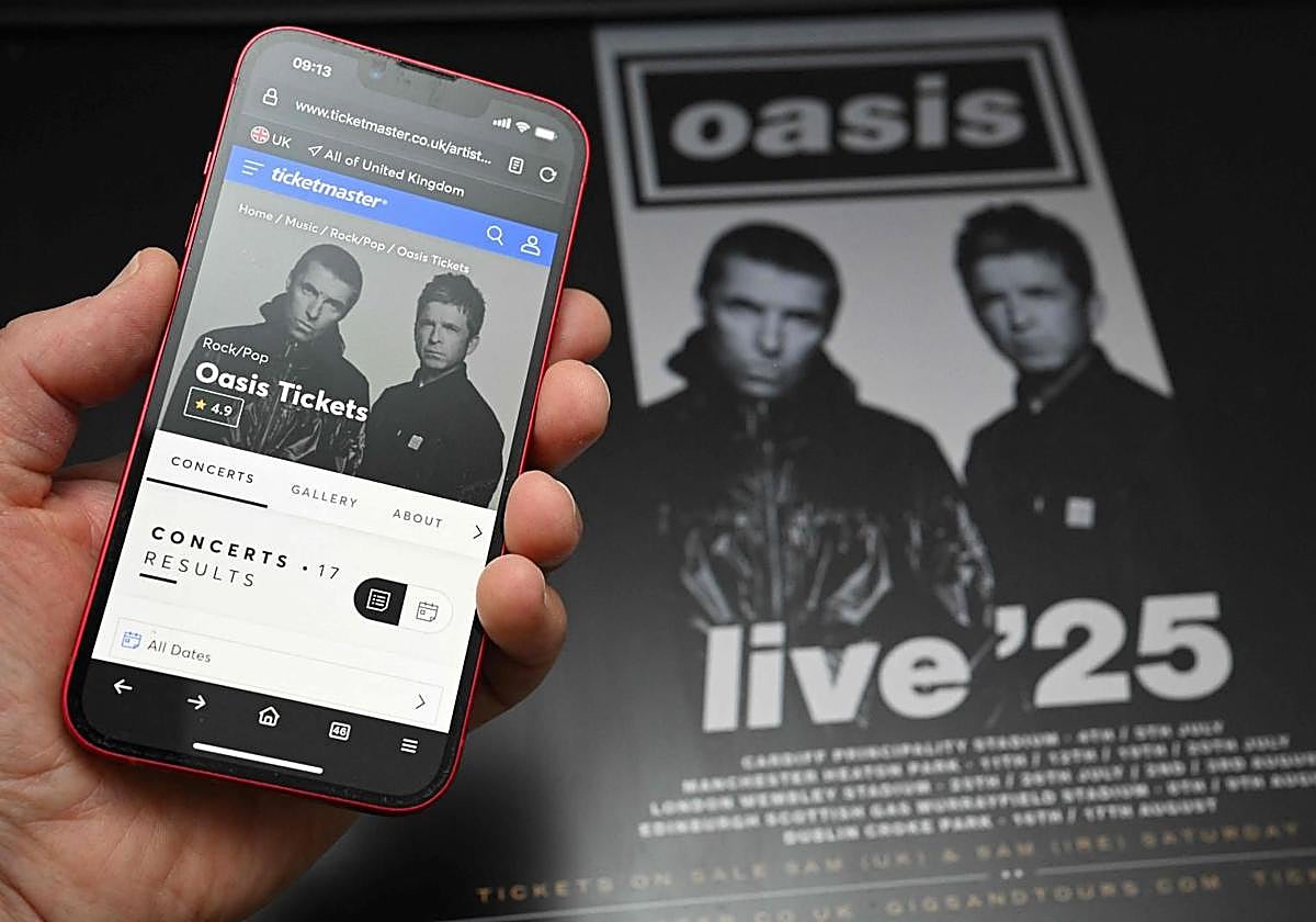 Un fan intenta comprar entradas para uno de los conciertos de Oasis, que tendrán lugar en 2025