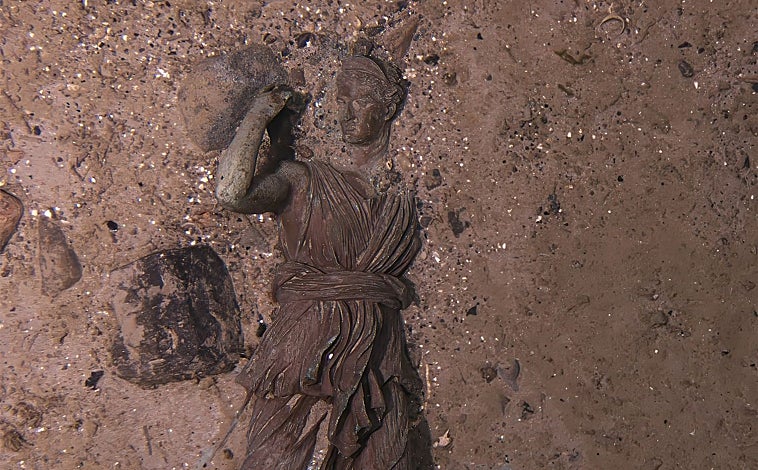 Imagen principal - La estatuilla de bronce del salón de primera clase ha sido fotografiada en la última expedición al Titanic