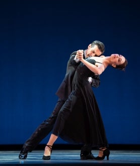 Imagen secundaria 2 - Arriba, Joaquín de Luz junto a Peter Martins. Izquierda, la CND en 'Apollo', de George Balanchine, Derecha Joaquín de Luz y Lauren Lovette en 'Sinatra Suite', de Twyla Thar