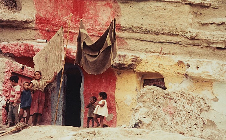 Imagen principal - De arriba abajo, foto de la serie de La Chanca, de Pérez siquier; imagendel Archivo de la Familia Jacques Léonard (c. 1960) y retrato de Toni Catany de 1990 en Egipto