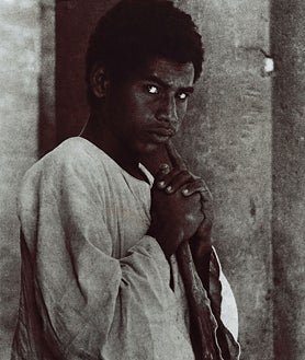 Imagen secundaria 2 - De arriba abajo, foto de la serie de La Chanca, de Pérez siquier; imagendel Archivo de la Familia Jacques Léonard (c. 1960) y retrato de Toni Catany de 1990 en Egipto