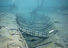 El pecio fenicio de Mazarrón 'zarpa' rumbo al museo 2.600 años después