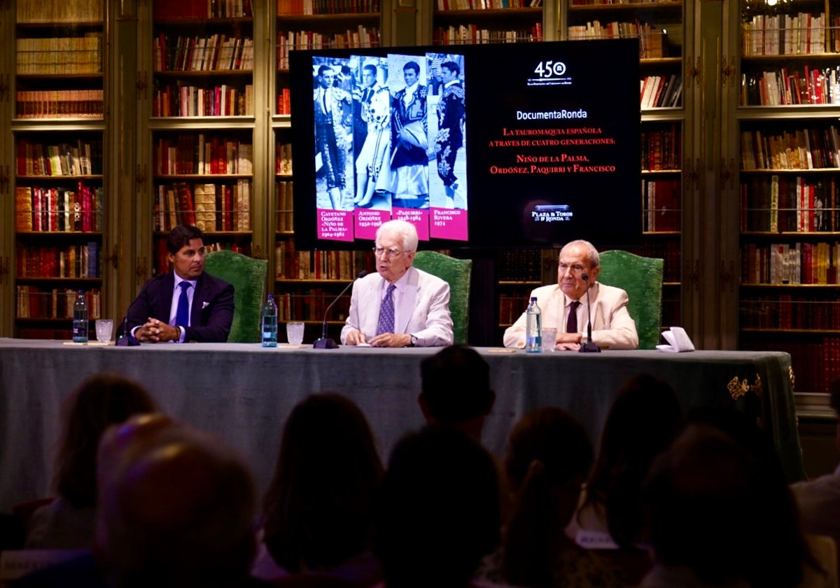 Un momento del coloquio celebrado en la biblioteca de la Real Maestranza de Caballería de Ronda, con Francisco Rivera, Rafael Atienza y Alberto González Troyano