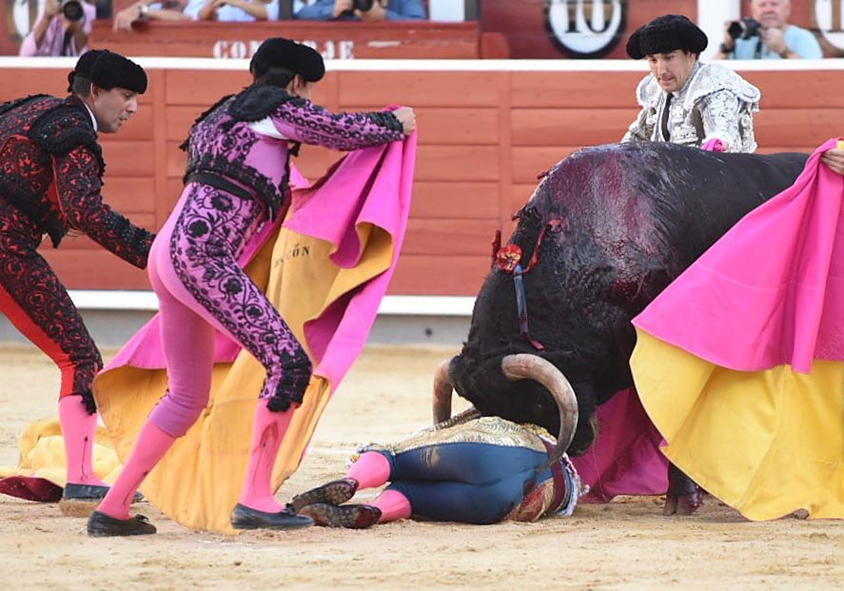 Instantes de la cogida de Galván